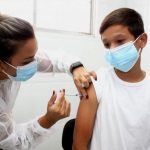 Crianças são vacinadas contra a Covid-19 em SJB