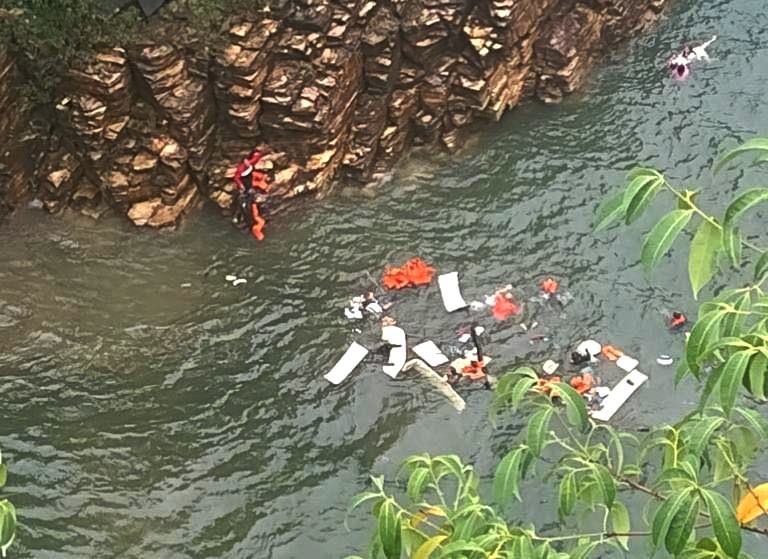 Desabamento de rocha em Capitólio deixa pelo menos dois mortos, em MG