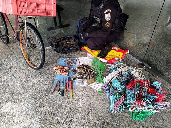 Homem preso com diversos produtos furtados em Campos