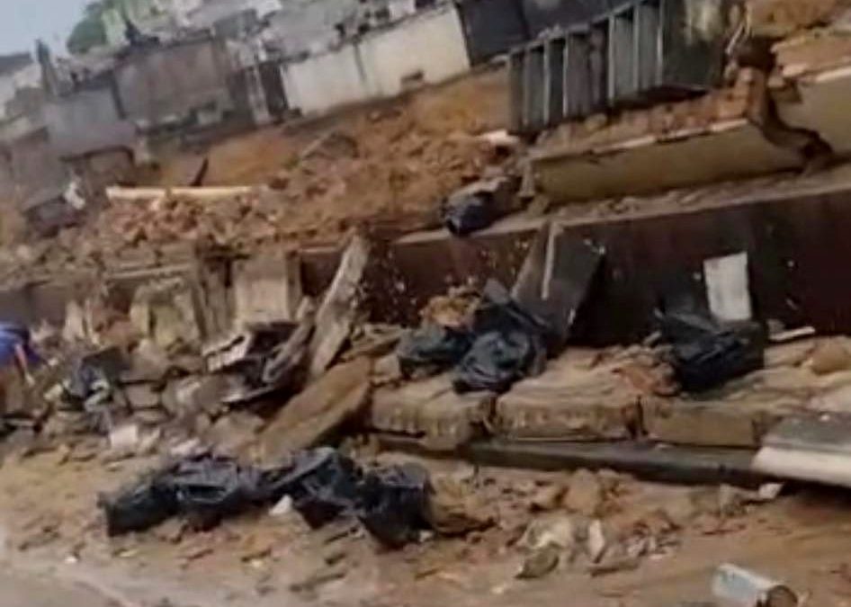 Vídeos – Muro de cemitério desaba e corpos ficam espalhados em rua do RJ