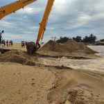 Prefeitura de SJB realiza abertura de barras para escoar água do Paraíba