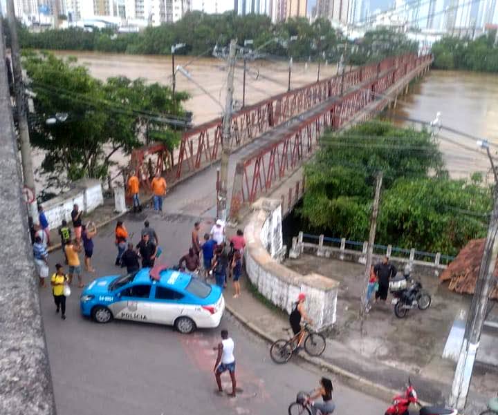 Rio Paraíba do Sul transborda em Campos e ponte é interditada