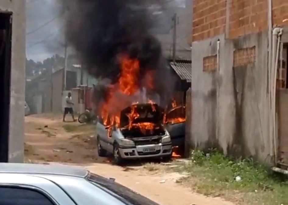 Vídeo – Carro fica destruído após pegar fogo em SJB