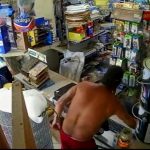 Homem furta celular de adolescente dentro de comércio em SJB