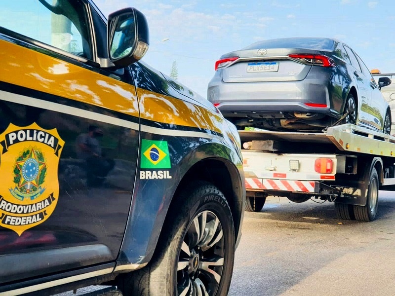 PRF apreende carro furtado na BR 101 em Campos