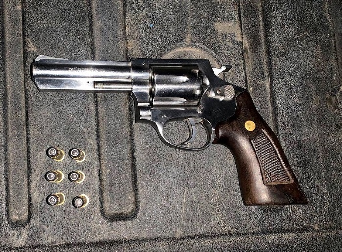 Homem preso e adolescente apreendido com revólver em Campos