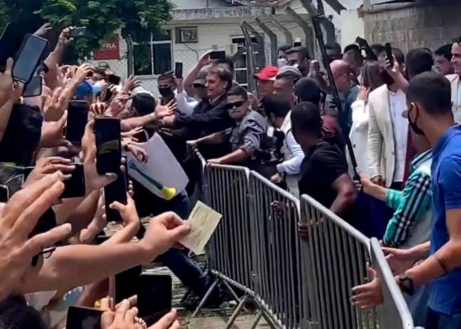 Manifestante é preso em Campos após tentar jogar ovo em Bolsonaro
