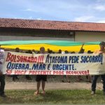 Moradores de Atafona usam faixa para pedir quebra-mar a Bolsonaro