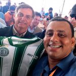Sanjoanense presenteia Bolsonaro com camisa do Esporte Clube Barcelos