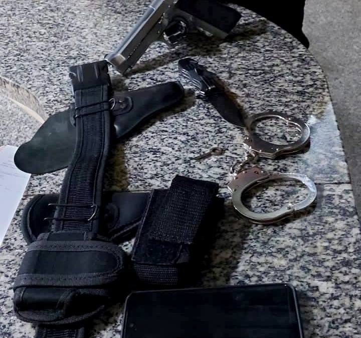 Homem detido com réplica de pistola, algema e canivete em SJB