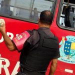 Homem preso após jogar pedra em ônibus da Prefeitura de SJB