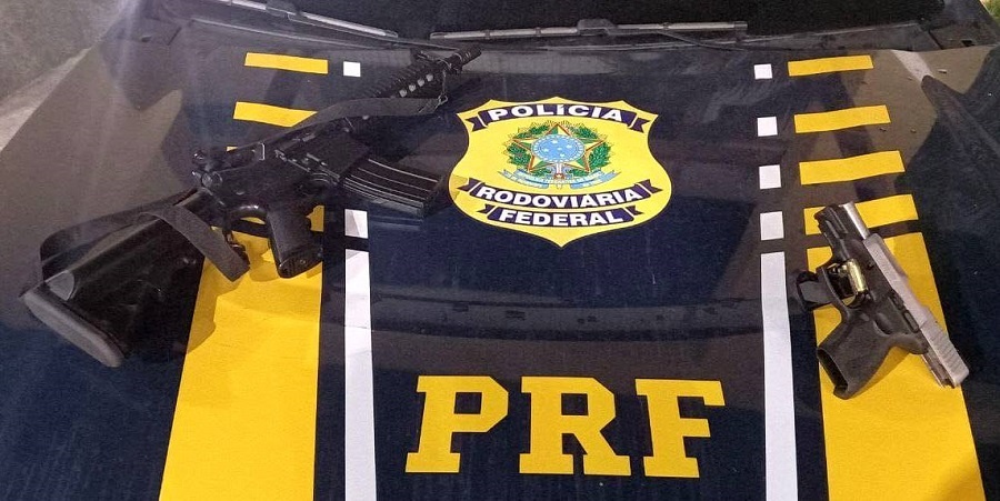 PRF apreende simulacro de fuzil, pistola, munições e ave silvestre na BR 101 em Campos