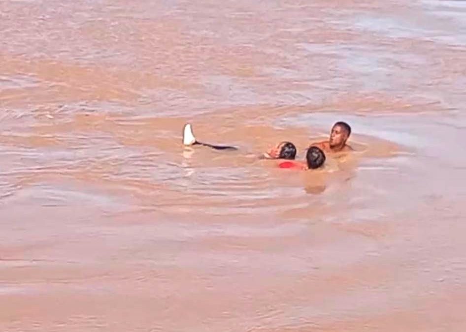 PM se joga no rio Paraíba e salva mulher que se afogava em Campos