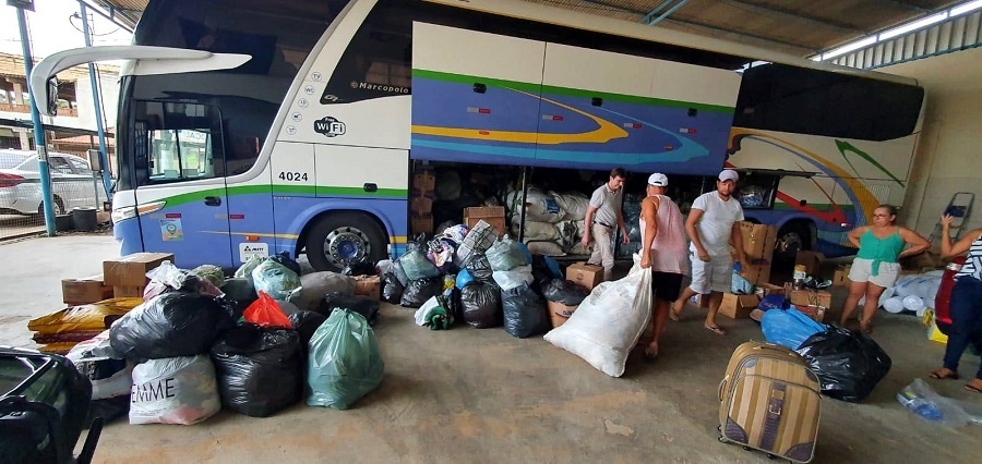 Ônibus de SJB com doações para Petrópolis é barrado na BR 116 e liberado 20 minutos depois, diz ANTT
