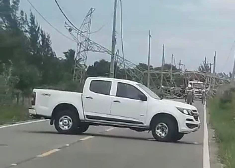 Vídeo – Torre de energia do Porto do Açu desaba e causa interdição da SB-26 no Açu