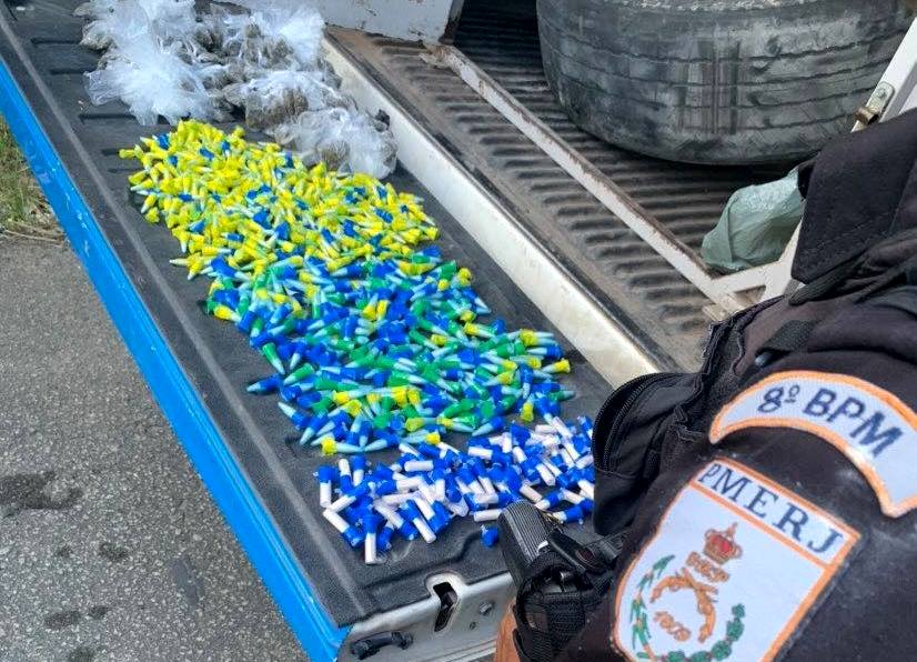 PM apreende grande quantidade de drogas em Campos