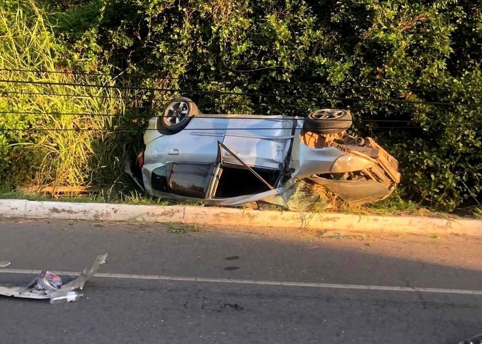 Vídeos – Carro colide contra poste e capota em Grussaí