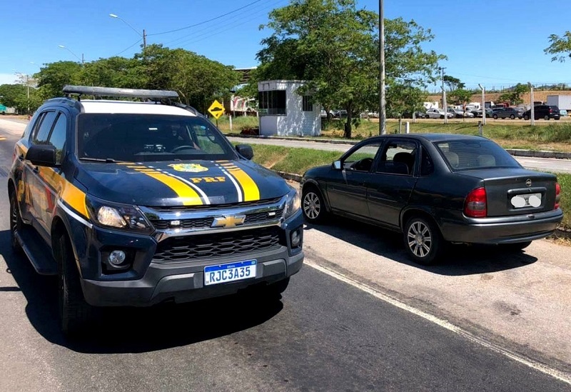 PRF apreende carro furtado na BR 101 em Campos