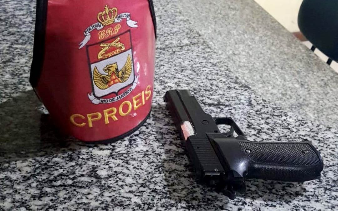 Homem tenta assaltar mulher com réplica de pistola e acaba preso em SJB