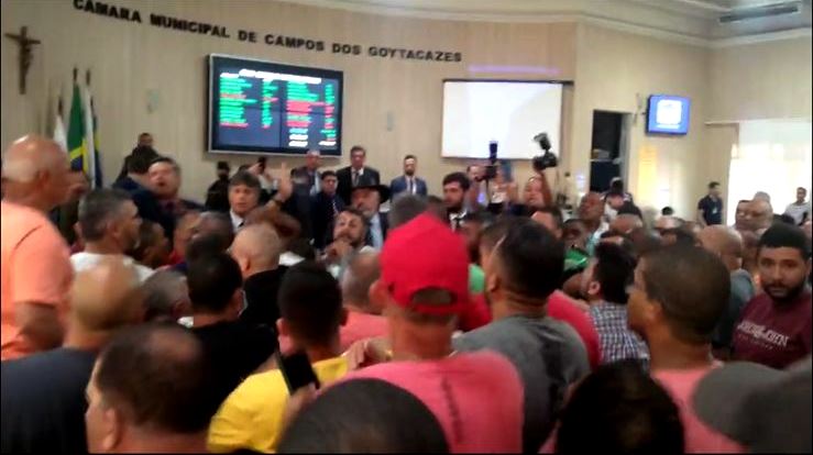 Vídeos – Sessão da Câmara de Campos é encerrada após confusão