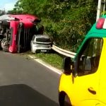 Vídeos - Homem morre após caminhão tombar sobre carros na BR 101