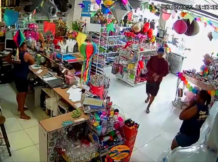 Vídeos – Comércio é assaltado por homem com pistola pela quinta vez em SJB