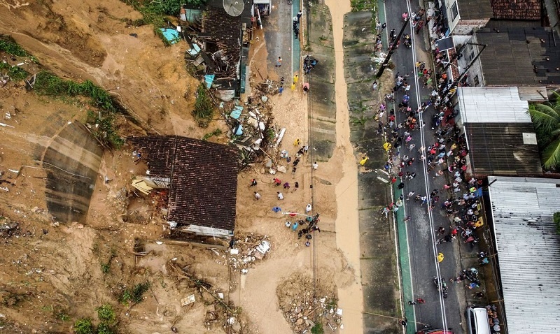 Vídeo – Número de mortes confirmadas devido à chuva no Grande Recife é de 44