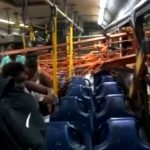 Vídeos - Mulher fica ferida após escada de caminhão entrar pela janela de ônibus em Campos