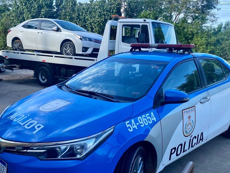 Carro roubado em Campos é recuperado pela PM em SJB