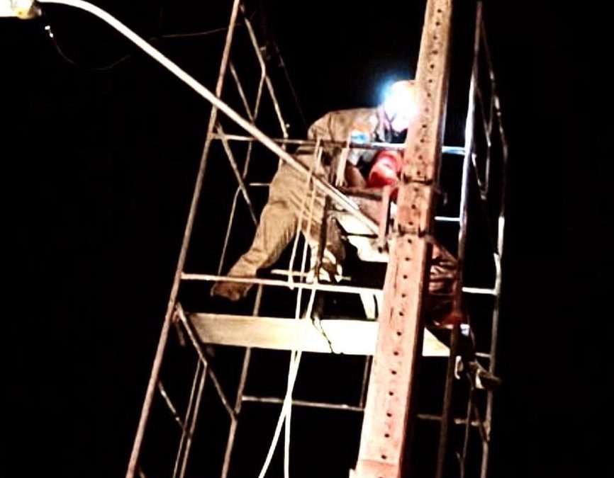 Homem sobe em poste para trocar lâmpada e sofre descarga elétrica em Campo Novo