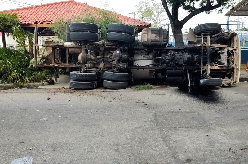 Vídeos – Caminhão betoneira tomba em Campos dos Goytacazes