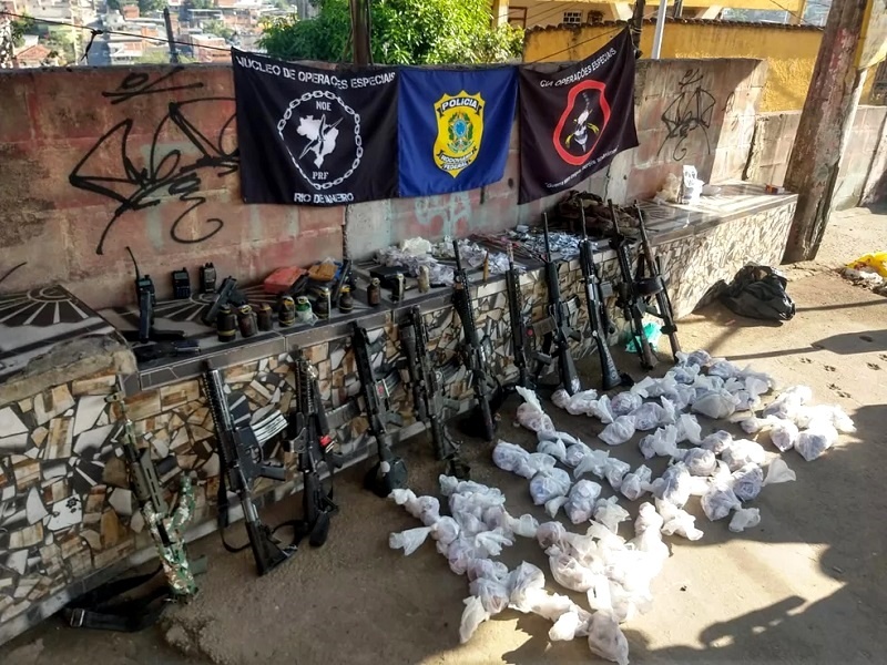 Vídeos – Confronto entre bandidos e policiais no Rio causa pelo menos 11 mortes