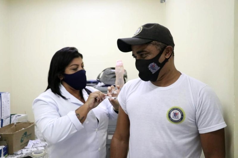 SJB vacina profissionais da Guarda e da Defesa Civil contra a gripe