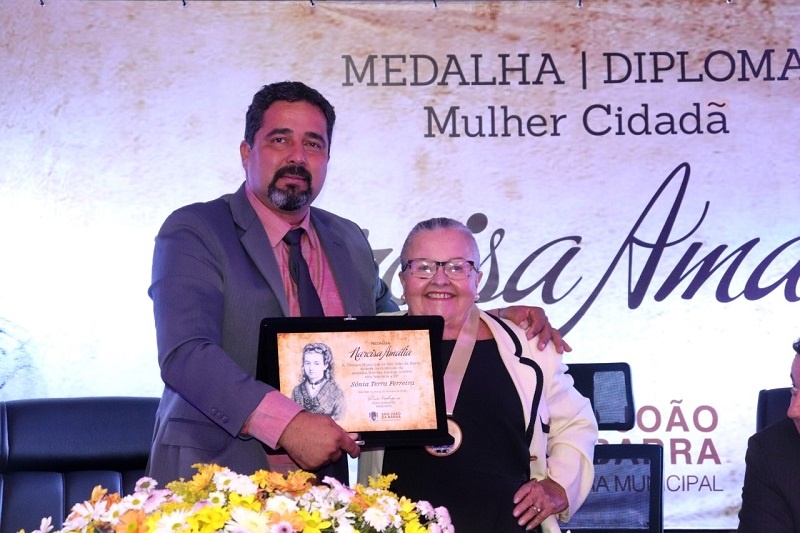 Soninha Ferreira recebe Medalha Narcisa Amália