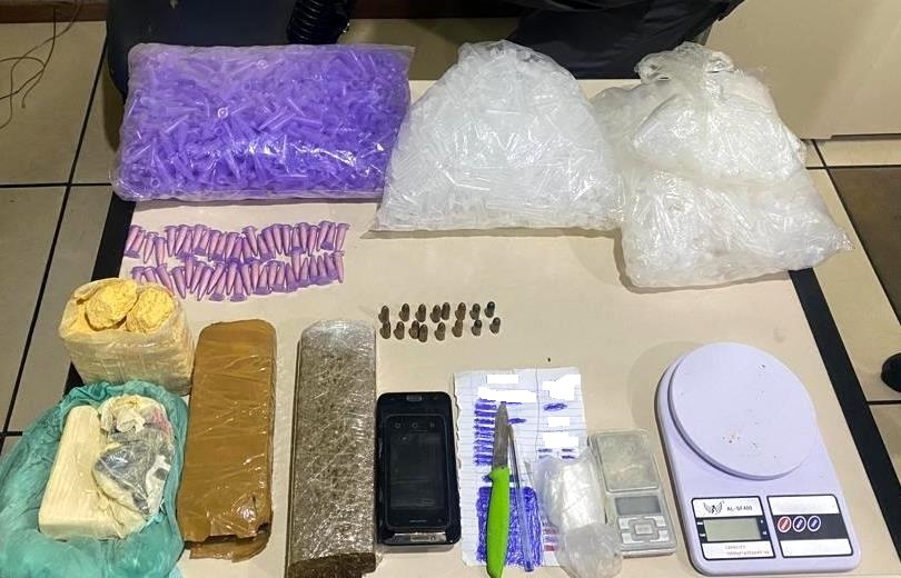 Homem preso com munições e drogas em SJB