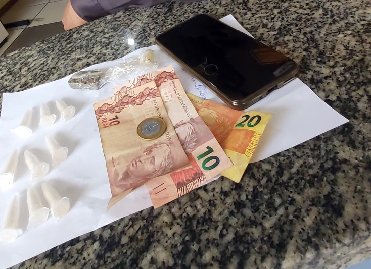 Homem detido com drogas dentro de carro em SJB