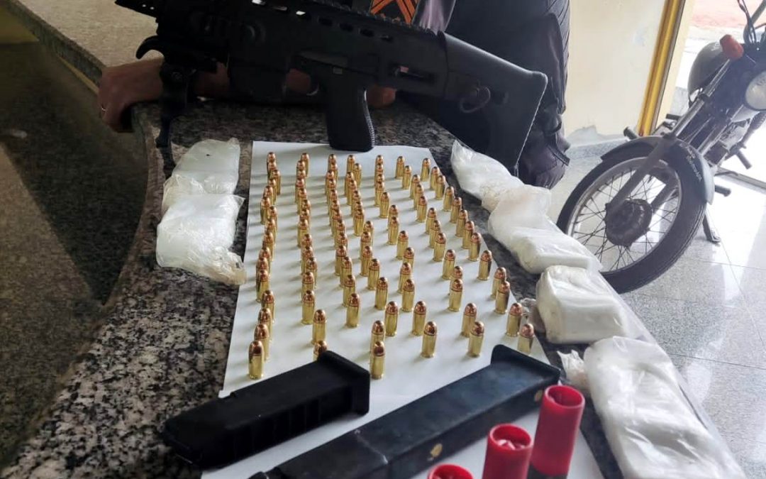 Vídeos – PM apreende pistola, munições e carregadores em SFI