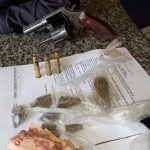 Dois detidos com arma e drogas em SFI