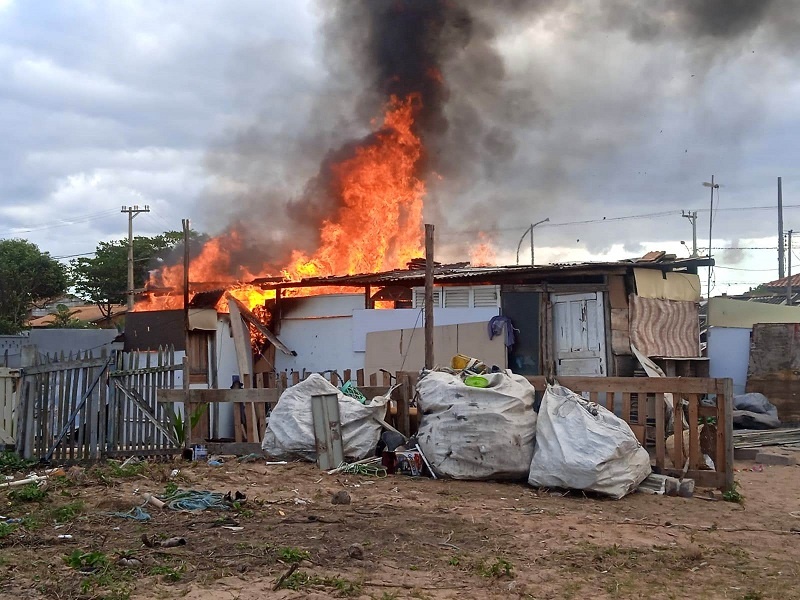 Vídeos – Incêndio destrói casa em SJB
