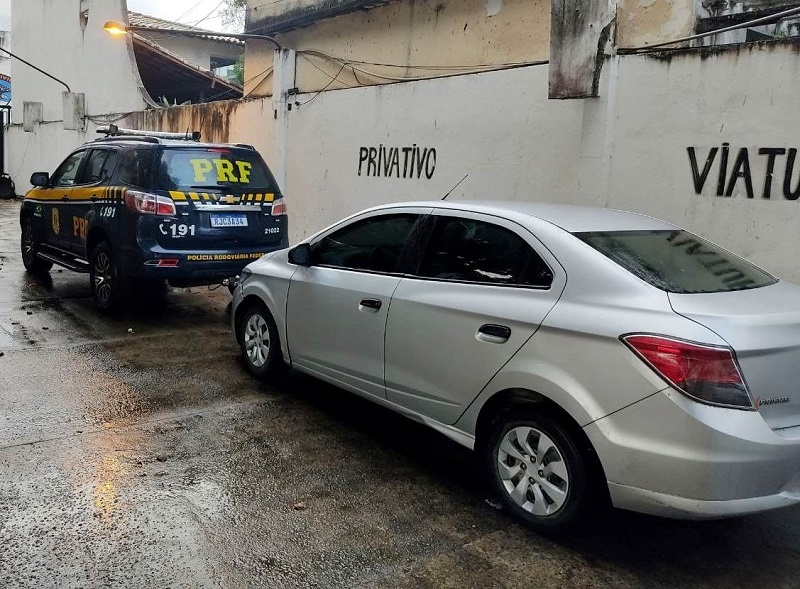 Homem é detido pela PRF com carro roubado na BR 101 em Campos