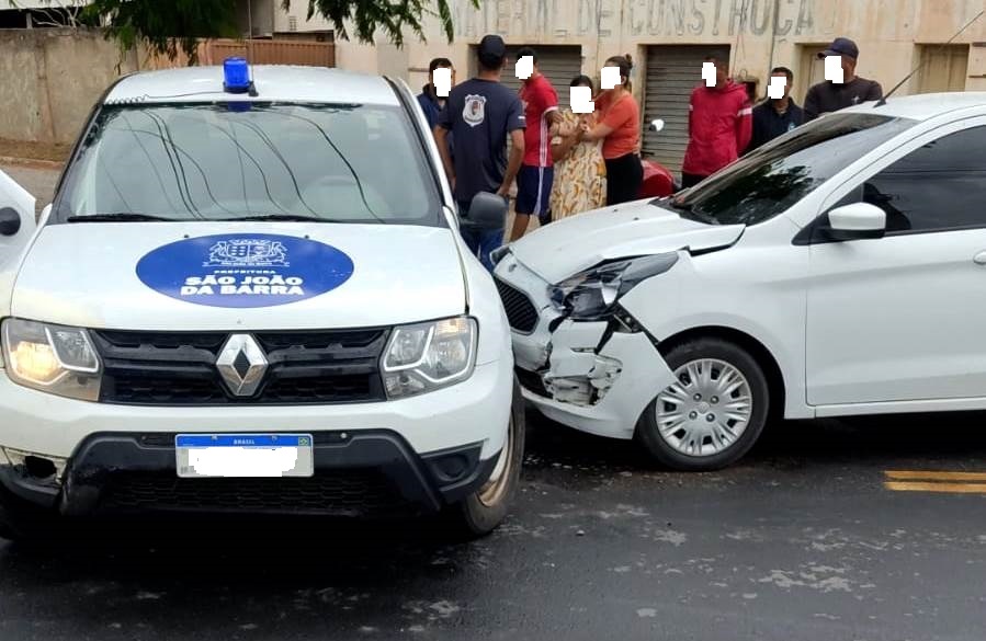 Acidente envolvendo carro da Prefeitura de SJB