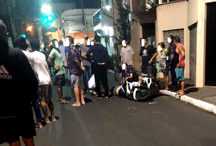 Vídeo – Homem ferido após sofrer queda de moto no Centro de SJB