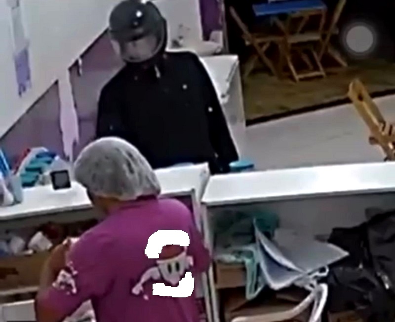 Vídeos – Mais um comércio é assaltado por homem armado em SJB