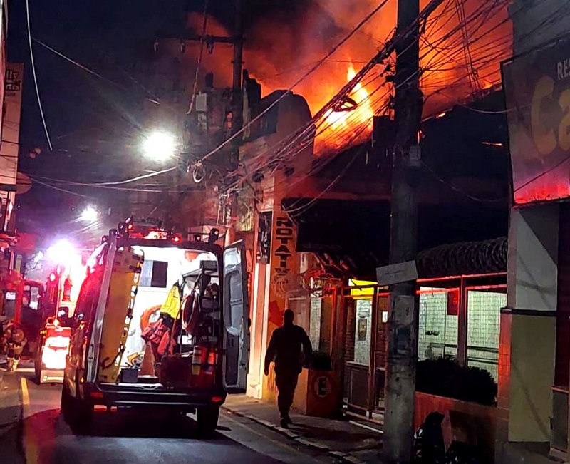 Vídeos – Incêndio destrói lojas no Centro de Campos