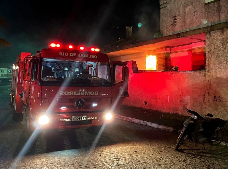 Vídeo – Incêndio atinge antiga Estação Ferroviária de Atafona