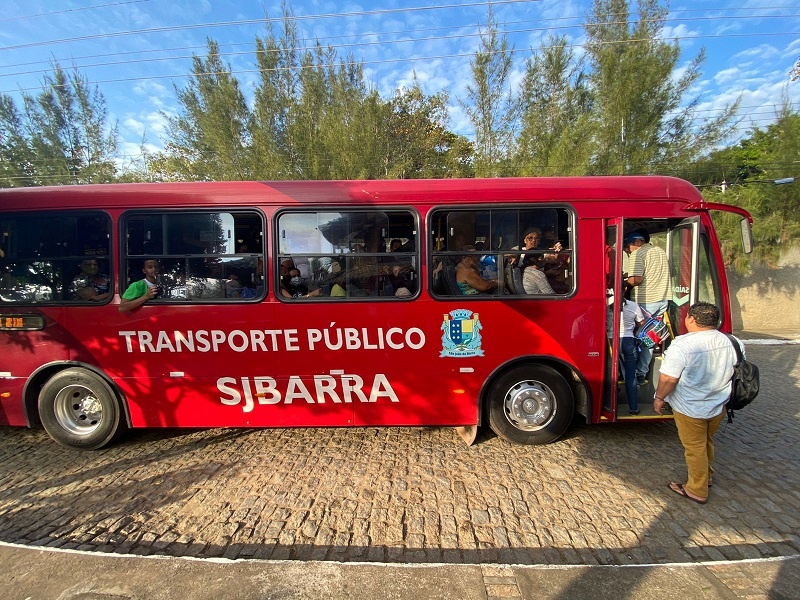 Lotação em ônibus gratuito faz prefeitura aumentar coletivo em Grussaí