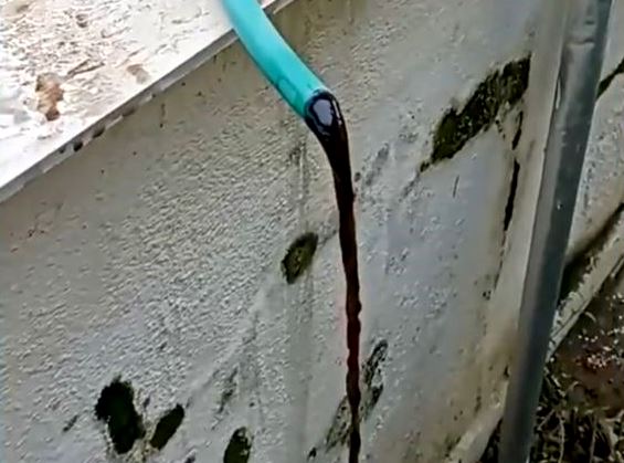 Moradores de Atafona relatam água com cor preta saindo das torneiras – Cedae responde