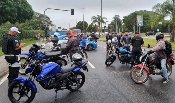 RJ: ação que mira motos sem placas autua 80% dos condutores abordados