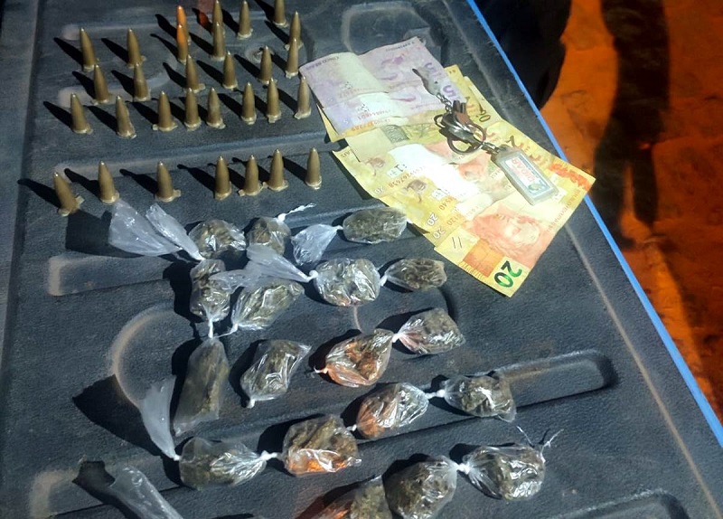 Homem preso com drogas em SJB