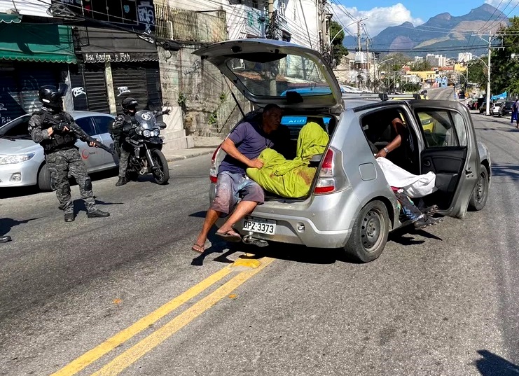 Vídeos – Sobe para 18 número de mortos em operação no Complexo do Alemão